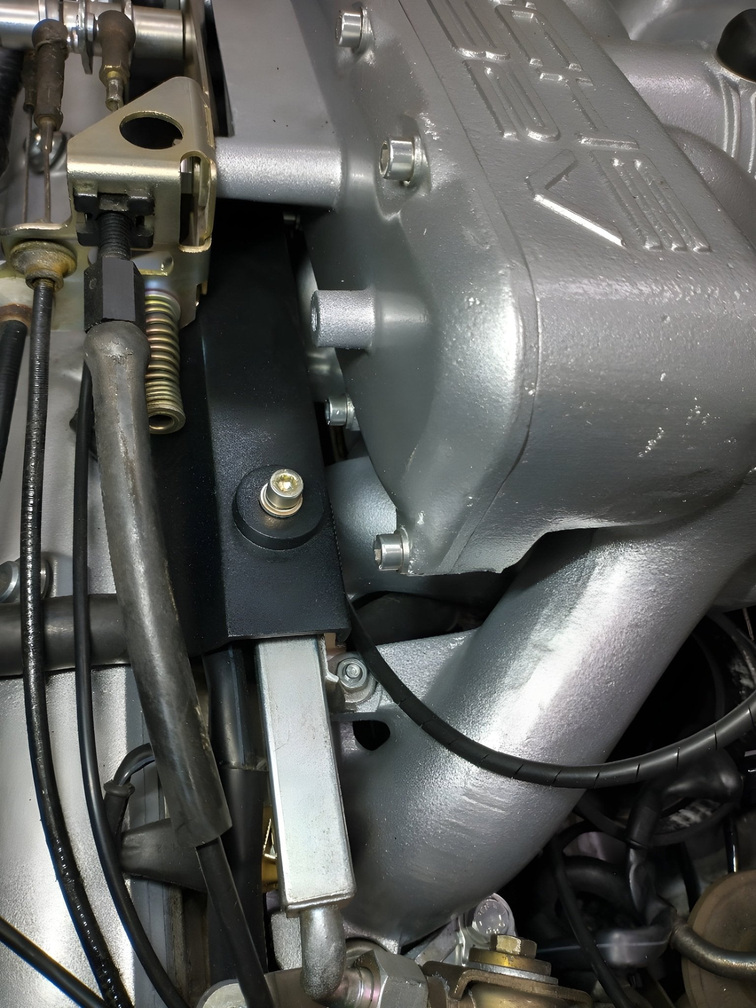 928 S4 Brandstofrail afdekkap - 928-944parts