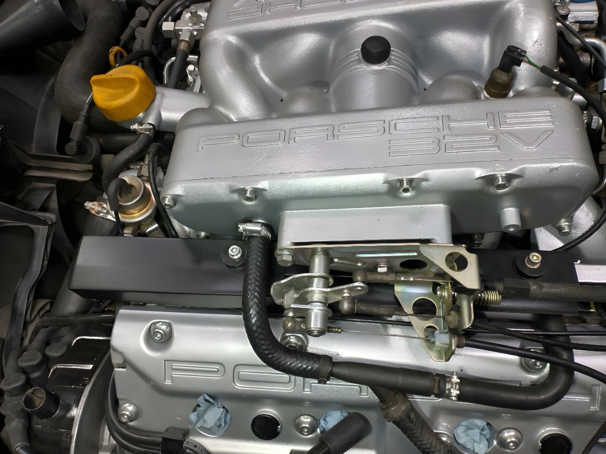 928 S4 Brandstofrail afdekkap - 928-944parts