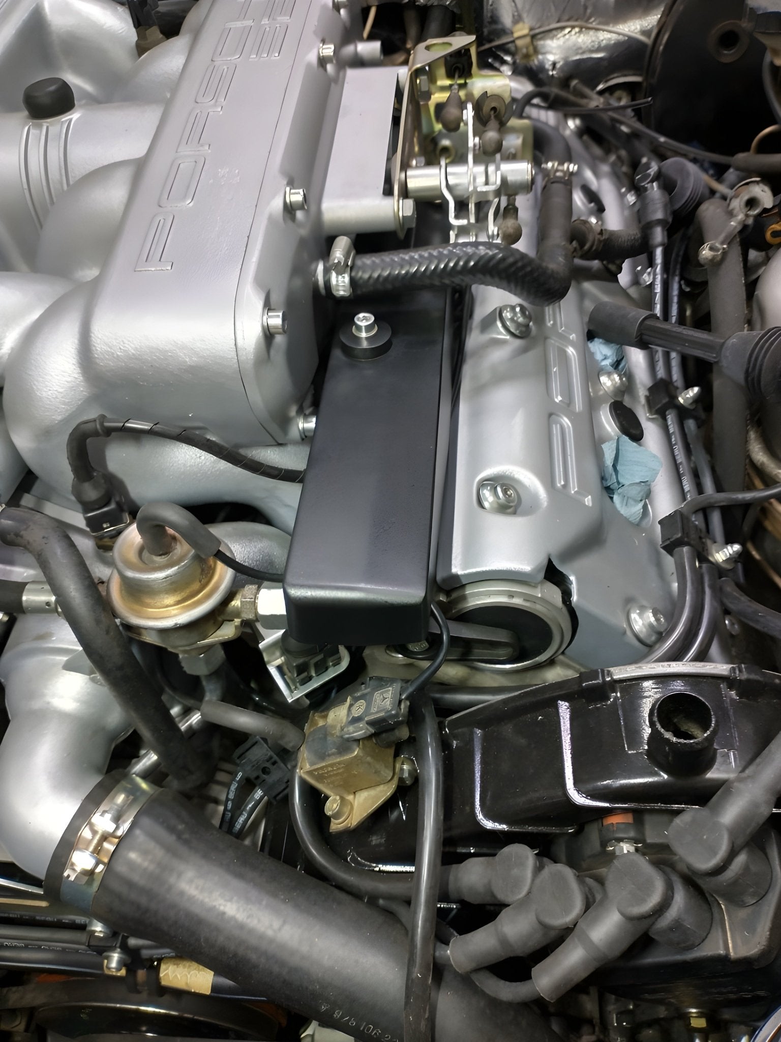 928 S4 Brandstofrail afdekkap - 928-944parts