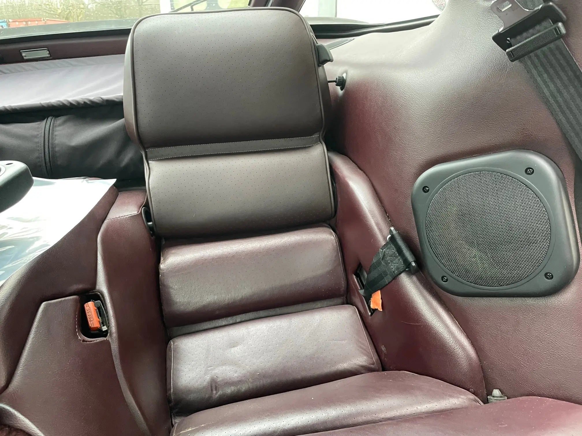 Porsche 928 speaker frames achter de voorstoelen - b-stijl 928-944parts