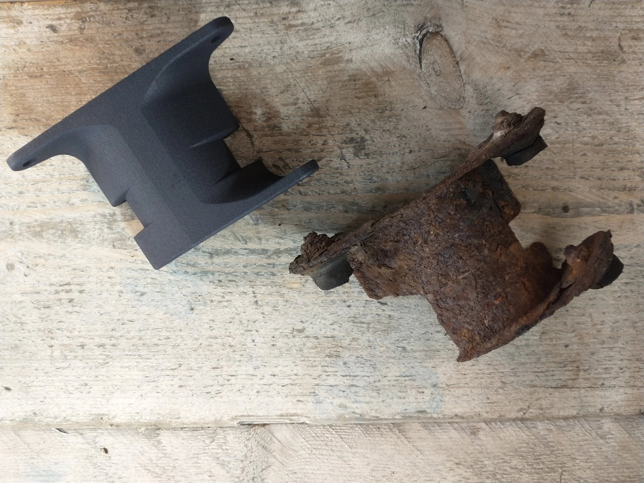 Porsche 924 & 944 brandstofpomp steun / bracket - 928-944parts