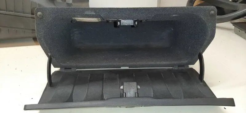 Porsche 924/944 handschoenenkastje - 928-944parts