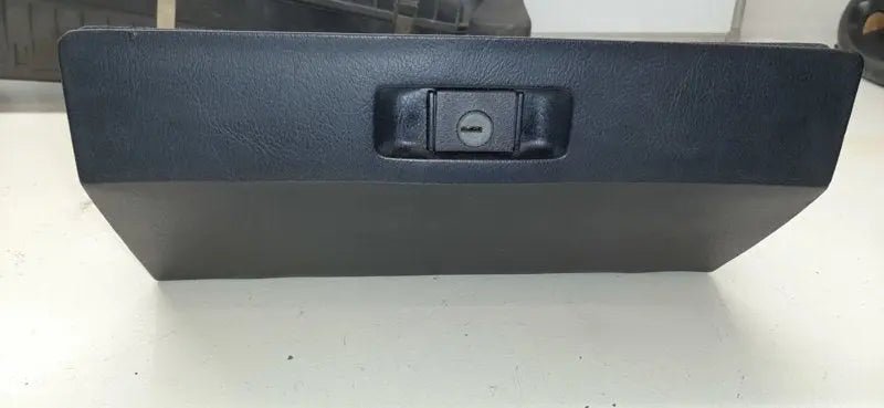 Porsche 924/944 handschoenenkastje - 928-944parts