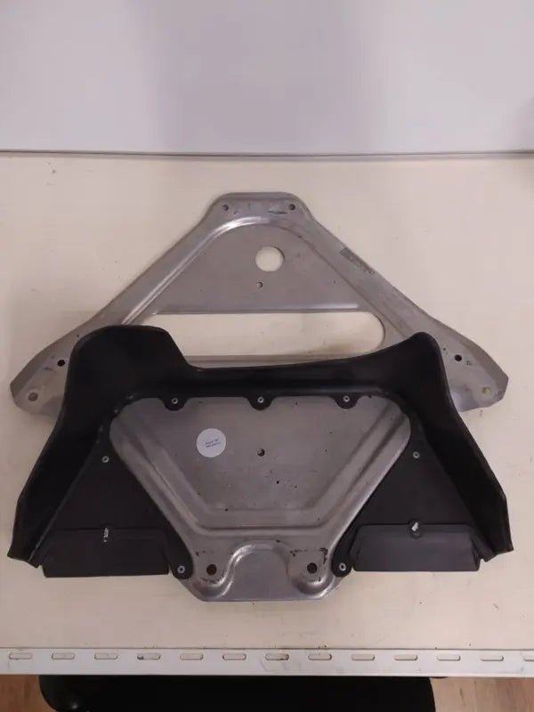 Porsche 987 - achteras steun met luchtgeleider - 928-944parts